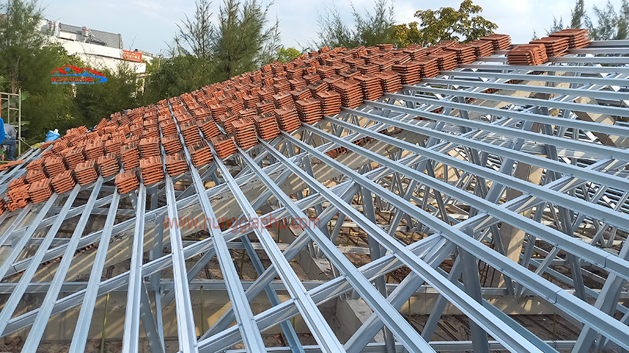 Kèo gỗ được thay mới bằng Vì kèo thép nhẹ